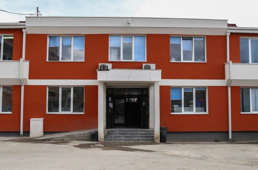  Nis vendosja e protezave të gjurit në QKUK