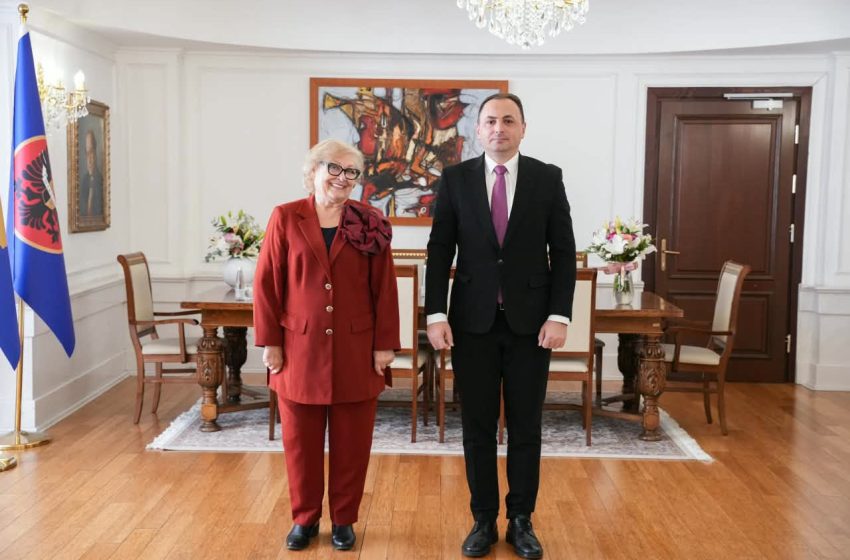  Presidentja Shiroka Pula priti në takim drejtorin e AKI-së, Petrit Ajeti