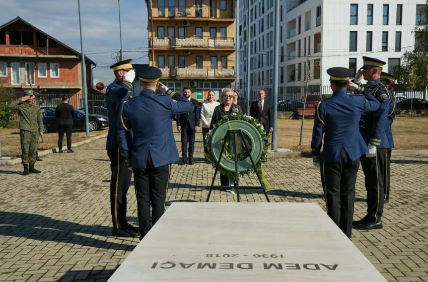  Shiroka-Pula nis detyrën me homazhe në Prekaz, te varret e Rugovës dhe Demaçit