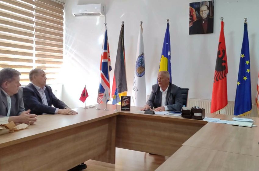  Publicisti Ismet Rashiti dhuroi 110 ekzemplarë të librit “Revolta e Syzifit” për bibliotekat e shkollave të Vitisë