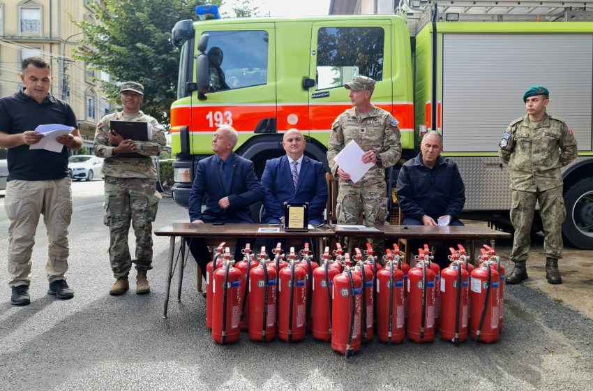  KFOR-i Amerikan dhuron 20 aparate për fikjen e zjarrit për Zjarrfikësit e Gjilanit