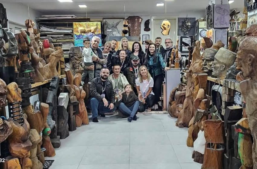  Artistët e Kolonisë Kombëtare “Tetori Rozë” vizitojnë atelienë e skulptorit Avni Behluli