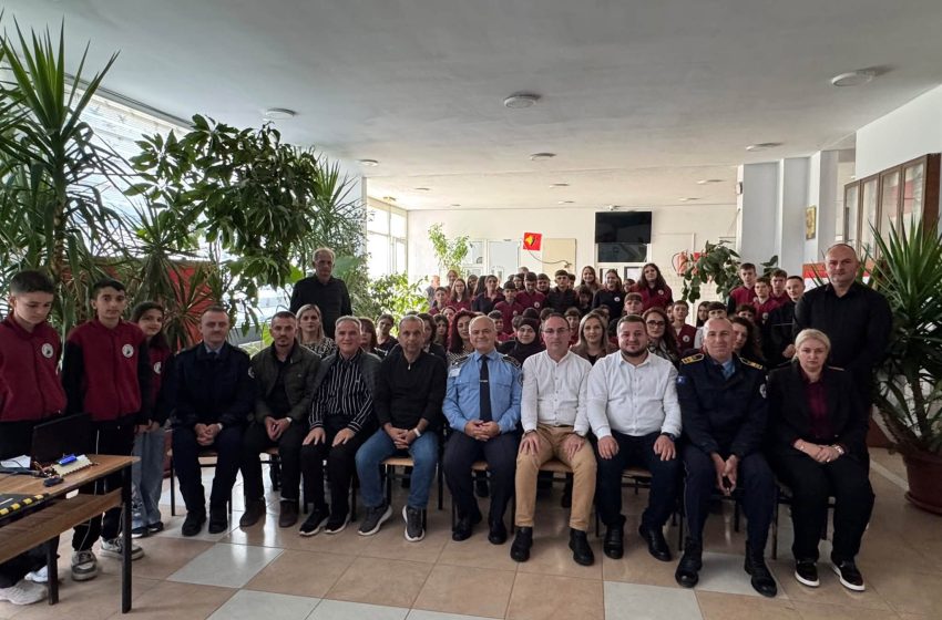  Policia e Gjilanit zhvillon ligjëratë vetëdijësuese me nxënësit e shkollës “Mulla Idris Gjilani” në Velekincë