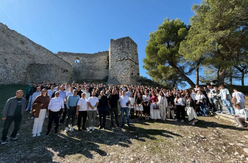  Maturantët e Kamenicës vizitojnë Beratit, Klaiqi: “Përvojë e veçantë për njohjen e historisë”