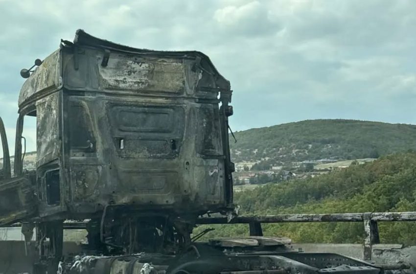  Kamioni vetaksidentohet dhe përfshihet nga zjarri në autostradë