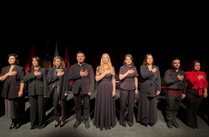 ME MBRËMJEN POETIKE U PËRURUA SALLA E RE E TEATRIT