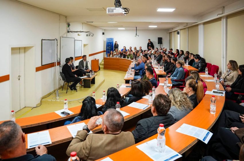 Ministri Hajrulla Çeku në Gjilan: Takim me prindërit e studentëve të UKZ-së dhe komunave të rajonit
