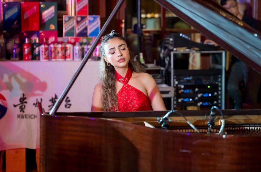  Pianistja gjilanase Anila Aliu shkëlqen në Singapor: Interpretoi “Liang Zhu” para elitës kulturore dhe politike
