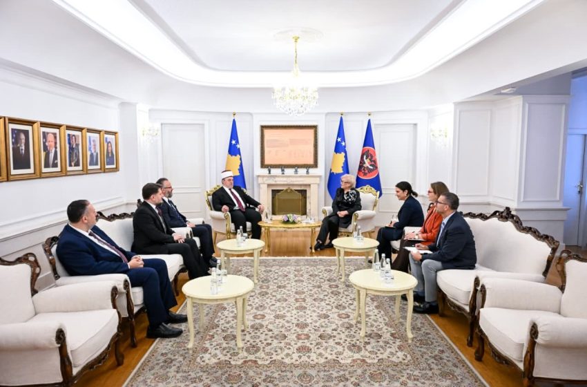  Presidentja Shiroka Pula priti në takim kreun e Bashkësisë Islame të Kosovës, myftiun Naim Tërnava