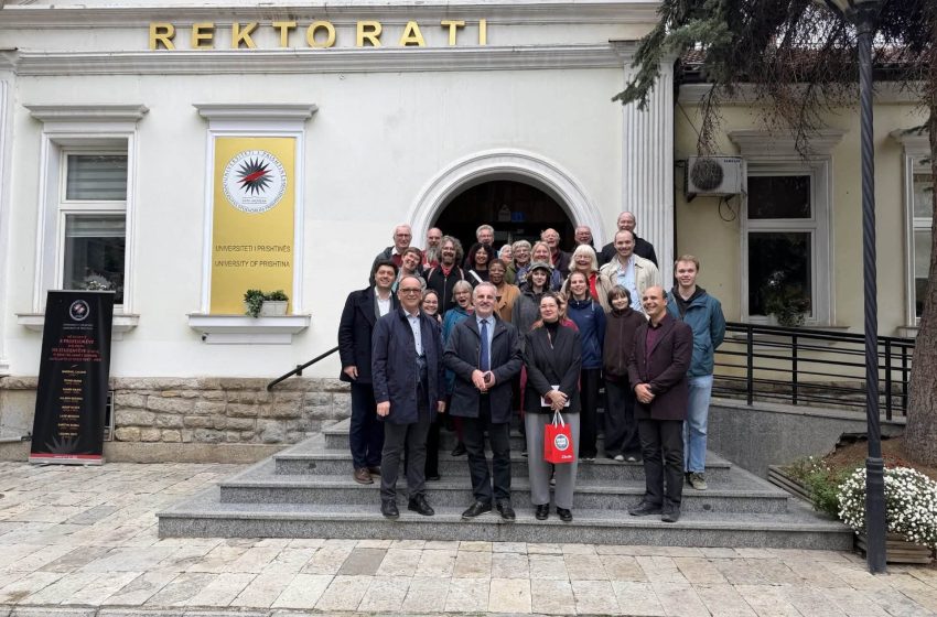  Kori suedez “Motvalls” viziton Universitetin e Prishtinës