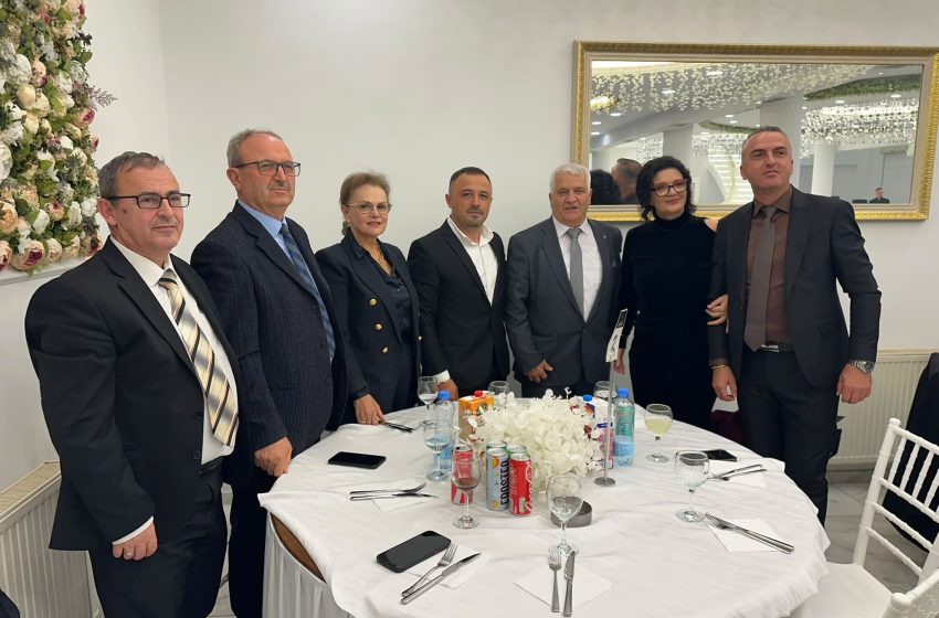  Kolegët nga DKA-së në Gjilan urojnë Fadil Shabanin për pensionimin