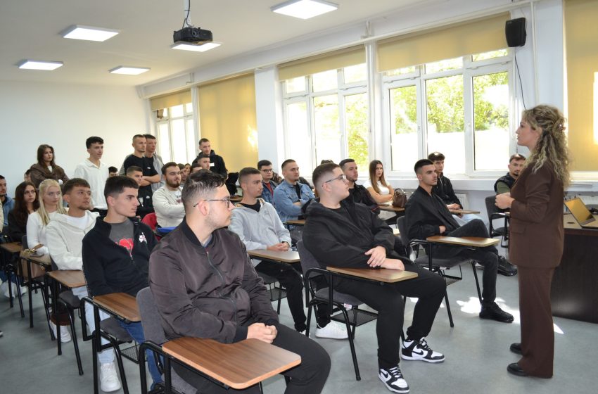  U mbajt takim informues me studentët e Fakultetit të Shkencave Kompjuterike