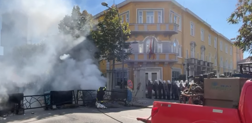  Tiranë: Nisin tensionet te ministria e Arsimit në Tiranë, studentët ndezin koshat e mbeturinave