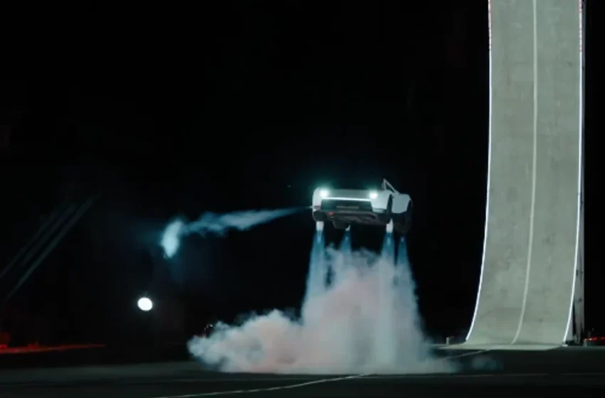  ‘Epo, funksionoi’: Elon Musk zbulon Tesla Roadster, makinën e re që mund të fluturojë